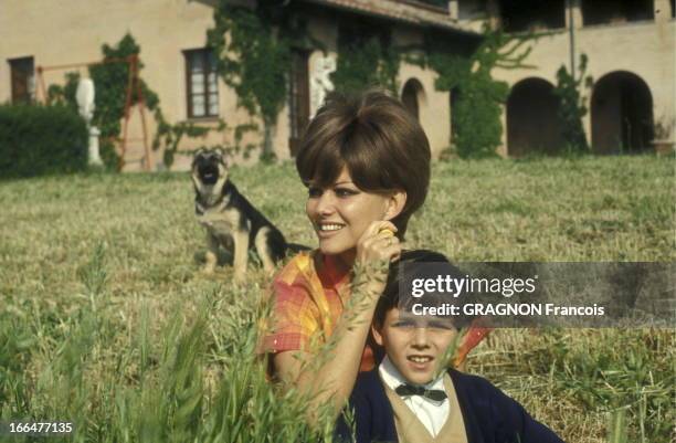 Claudia Cardinale With Her Son Patrick At Home In Italy. Claudia CARDINALE et son fils Patrick, 8 ans, chez eux à la villa Santa Anna di...