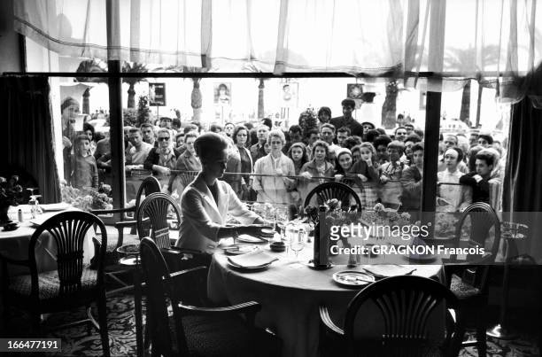 Cannes Film Festival 1969. Tippi HEDREN assise seule à une table ronde et prenant un verre. Hitchcock lui avait appris à se tenir à table et à...