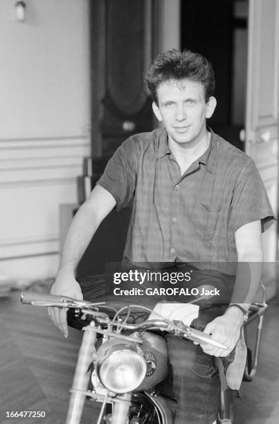 Couturier Jean Paul Gaultier. Le 21 juillet 1982, le couturier Jean Paul GAULTIER, 30 ans, en chemise et baskets, posant chez lui, au milieu de son...