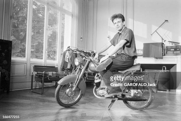 Couturier Jean Paul Gaultier. Le 21 juillet 1982, le couturier Jean Paul GAULTIER, 30 ans, en chemise et baskets, posant chez lui, au milieu de son...