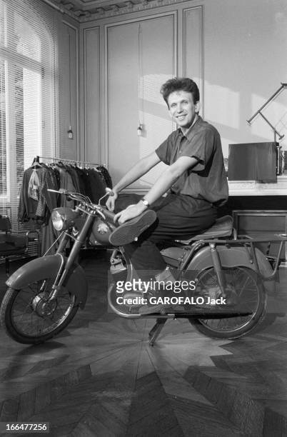 Couturier Jean Paul Gaultier. Le 21 juillet 1982, le couturier Jean Paul GAULTIER, 30 ans, en chemise et baskets, posant chez lui, au milieu de son...