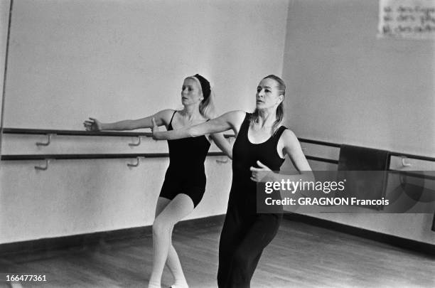 Catherine Deneuve Maintains Her Shape. Catherine DENEUVE à sa leçon de danse-culture physique quotidienne avec Barbara SPIERS dans le cadre du...