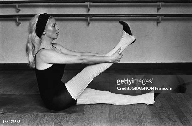 Catherine Deneuve Maintains Her Shape. Catherine DENEUVE à sa leçon de danse-culture physique quotidienne avec Barbara SPIERS dans le cadre du...