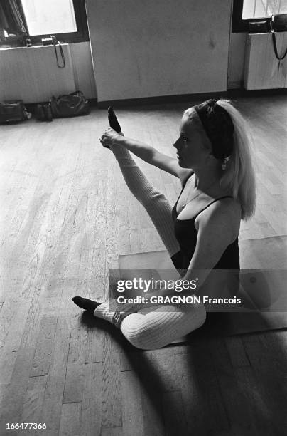 Catherine Deneuve Maintains Her Shape. Catherine DENEUVE à sa leçon de danse-culture physique quotidienne avec Barbara SPIERS dans le cadre du...