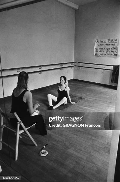 Catherine Deneuve Maintains Her Shape. Catherine DENEUVE à sa leçon de danse-culture physique quotidienne avec Barbara SPIERS dans le cadre du...