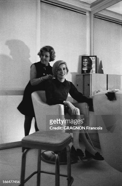 Catherine Deneuve At Carita. Catherine DENEUVE se fait couper les cheveux chez CARITA à PARIS : l'actrice souriante les cheveux courts, se faisant...