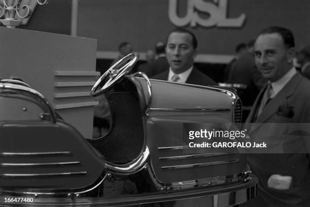 Motor Show In Paris 1954. Paris - octobre 1954 - Au Grand Palais, à l'occasion du 41ème Salon de l'Automobile de Paris, deux visiteurs regardant un...