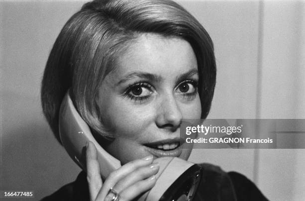 Catherine Deneuve At Carita. Catherine DENEUVE se fait couper les cheveux chez CARITA à PARIS : plan de trois-quarts souriant de l'actrice les...