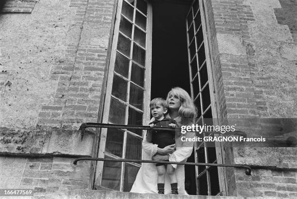 Shooting Of The Film ' La Vie De Château' By Jean-Paul Rappeneau. Catherine DENEUVE en chemise de nuit serrant contre elle son fils Christian VADIM...