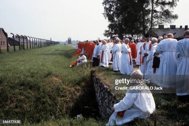 Official Visit Of Pope John-Paul Ii To Poland. En Pologne, au camp de concentration Auschwitz-Birkenau, le 7 juin 1979, lors d'une visite officielle...