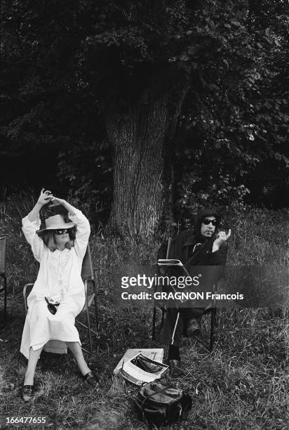 Shooting Of The Film ' La Vie De Château' By Jean-Paul Rappeneau. Moment de pause pour Catherine DENEUVE en chemise de nuit, coiffée d'un chapeau,...