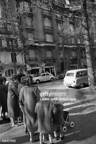 France April 1960 Rapt Of Eric Peugeot. France Paris 13-14/ 04/1960 : le 12 avril Eric PEUGEOT, 4 ans fils de Roland PEUGEOT constructeur automobile,...