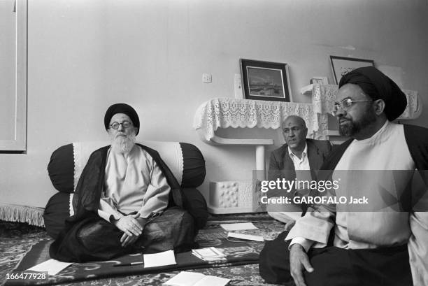 Opposition Party. Iran- 8 Août 1978- Parti de l'opposition: A Quoum, chez lui, Portrait de l' Ayatollah Chariat MADARI, assis en tailleur sur un...