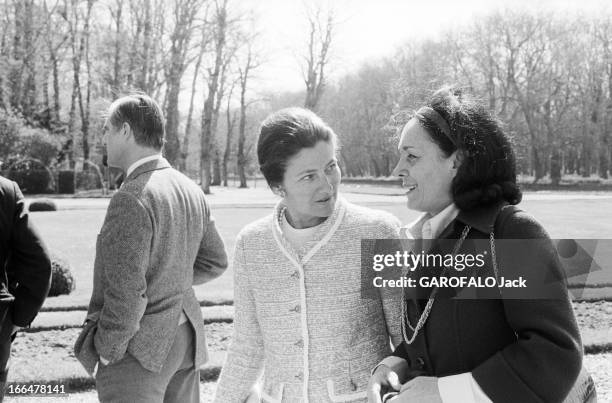 Developing A 12 Months Plan In Rambouillet By The Government Of Valery Giscard D'Estaing. Au château de RAMBOUILLET, en avril 1977, le président...