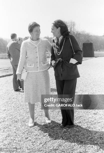 Developing A 12 Months Plan In Rambouillet By The Government Of Valery Giscard D'Estaing. Au château de RAMBOUILLET, en avril 1977, le président...