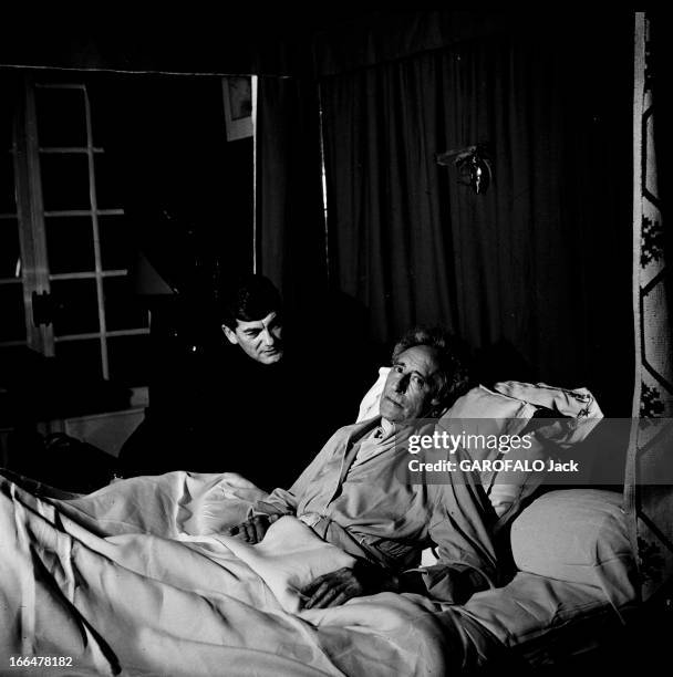 Jean Cocteau Convalescing At Jean Marais After His Heart Attack. 25 Juin 1963- Marnes-la -Coquette - L'écrivain Jean COCTEAU, après sa crise...