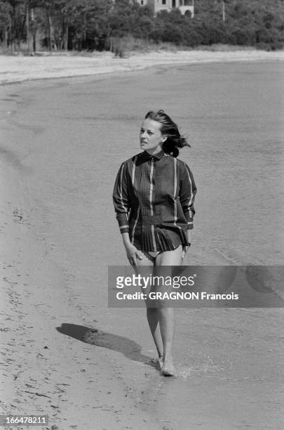 Jeanne Moreau Presents Vachon Fashion In Saint-Tropez. Saint-Tropez, mars 1961 : le plus grand évênement de la 37e saison de Mme Vachon vient d'avoir...