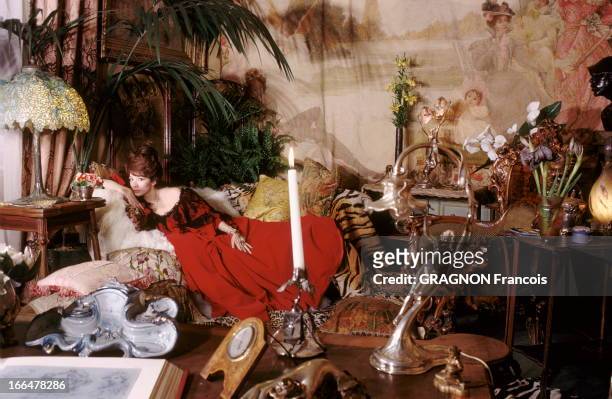Juliette Greco Poses In A Belle Epoque Living Room. Juliette GRECO en robe d'époque posant dans un salon style 1900. Ce salon, qui pourrait être...