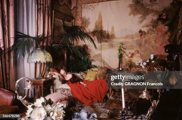 Juliette Greco Poses In A Belle Epoque Living Room. Juliette GRECO en robe d'époque posant dans un salon style 1900. Ce salon, qui pourrait être...