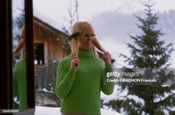 Brigitte Bardot Presents Winter Fashion. Brigitte BARDOT présente des tenues de sports d'hiver à la montagne.