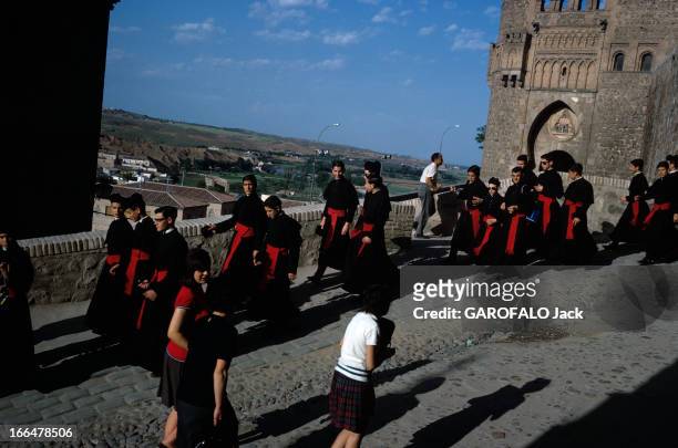 Spain Of The Sixties. Espagne- Printemps 1965- Tolède: un groupe de jeunes séminaristes en soutane noire et ceinture de tissu rouge se déplace sur...