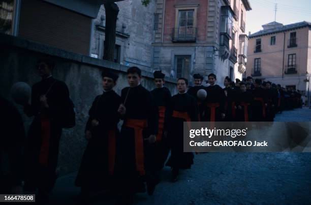 Spain Of The Sixties. Espagne- Printemps 1965- Tolède: un groupe de jeunes séminaristes en soutane noire et ceinture de tissu rouge se déplace dans...