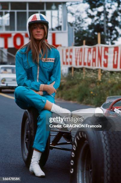 Francoise Hardy Playing In The Film 'Grand Prix'. Dans son troisième film Françoise HARDY joue une beatnik amoureuse d'un pilote automobile italien...