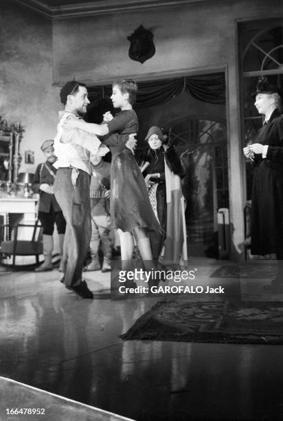 The Theater Play 'Orvet' By Jean Renoir With Leslie Caron. Paris 1955, au théâtre de la Renaissance, Leslie CARON et Jean RENOIR pour les répétitions...