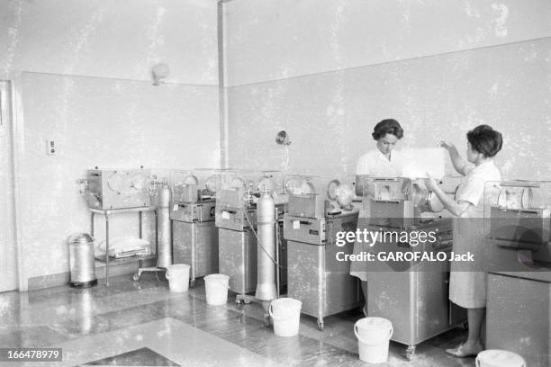 Getting Ready For Farah Diba Baby Delivery. Téhéran- 12 octobre 1960- Lors des préparatifs d'accouchement de Farah DIBA, une salle de couveuses de la...