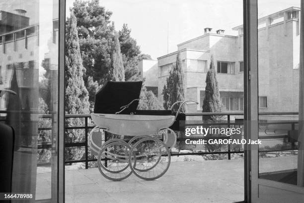 Getting Ready For Farah Diba Baby Delivery. Téhéran- 12 octobre 1960- Lors des préparatifs d'accouchement de Farah DIBA: le landeau du futur prince...