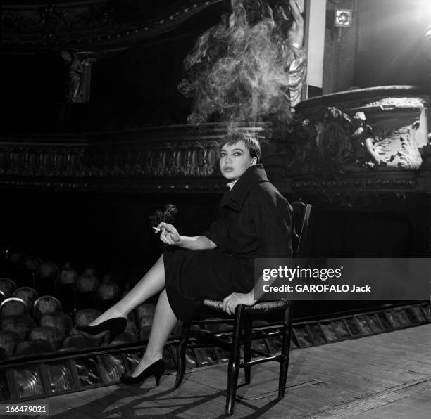 The Theater Play 'Orvet' By Jean Renoir With Leslie Caron. Paris 1955, au théaâre de la Renaissance, Leslie CARON et Jean RENOIR pour les répétitions...