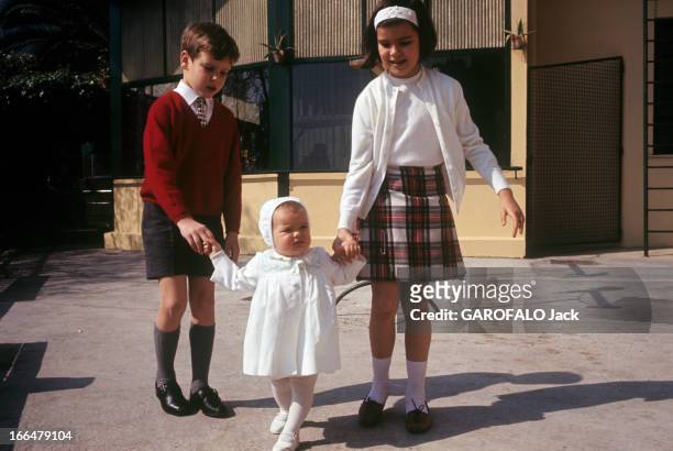 Rendezvous With Prince Rainier Iii Of Monaco With Family. A Monaco, en 1966, lors d'un reportage sur la famille princière DE MONACO, de gauche à...