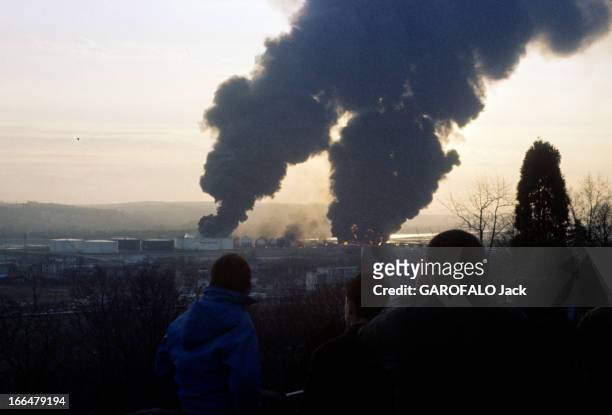 The Disaster Of Feyzin Refinery. Feyzin, site pétrochimique de Lyon Sud-4 janvier 1966- La catastrophe: explosion suite à une fuite de gaz sous une...