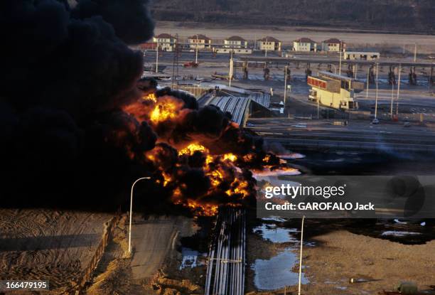 The Disaster Of Feyzin Refinery. Feyzin, site pétrochimique de Lyon Sud-4 janvier 1966- La catastrophe: explosion suite à une fuite de gaz sous une...