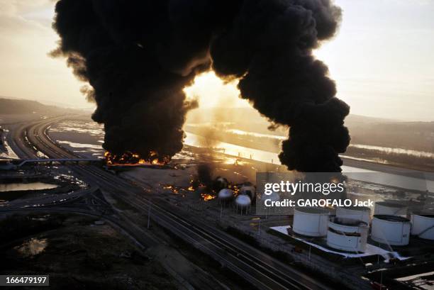 The Disaster Of Feyzin Refinery. Feyzin, site pétrochimique de Lyon Sud-4 janvier 1966- La catastrophe: explosion suite à une fuite de gaz sous une...