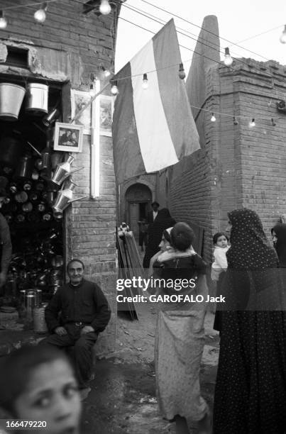 42Nd Birthday Of The Shah. Téhéran- 27 octobre 1960- Lors du 42ème anniversaire du Shah Mohammad Reza PAHLAVI, femmes voilées et enfants devant une...