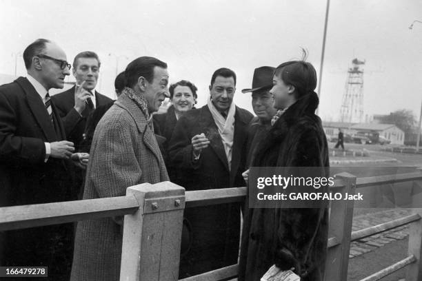 The Theater Play 'Orvet' By Jean Renoir With Leslie Caron. Paris 1955, Leslie CARON et Jean RENOIR à Orly où le réalisateur est venu accueillir la...