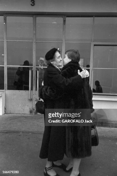 The Theater Play 'Orvet' By Jean Renoir With Leslie Caron. Paris 1955, Leslie CARON à Orly où le réalisateur Jean RENOIR est venu accueillir la jeune...