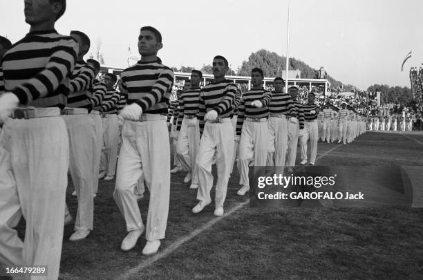 42Nd Birthday Of The Shah. Téhéran- 27 octobre 1960- Lors du 42ème anniversaire du Shah Mohammad Reza PAHLAVI, défilé de jeunes gens vêtus de polo à...