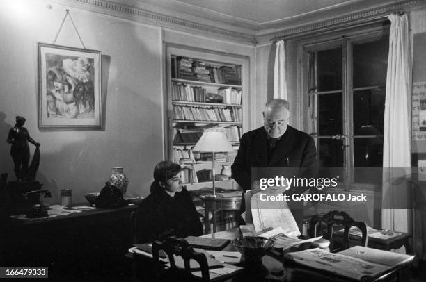 The Theater Play 'Orvet' By Jean Renoir With Leslie Caron. Paris 1955, dans le bureau de Jean RENOIR, l'auteur de 'ORVET', Leslie CARON et le...