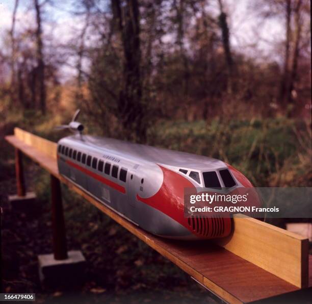 Skytrain. Maquette de l'aérotrain qui, propulsé par hélice ou réacteur, ne touche pas son rail et glisse sur un coussin d'air. Invention de...