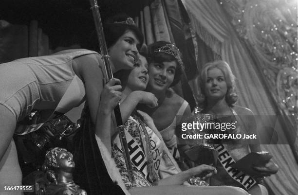 Miss World Contest 1959 In London. Londres, novembre 1959, concours Miss Monde avec la gagnante Corinne ROTTSCHAEFER , Miss Hollande . Lors de la...