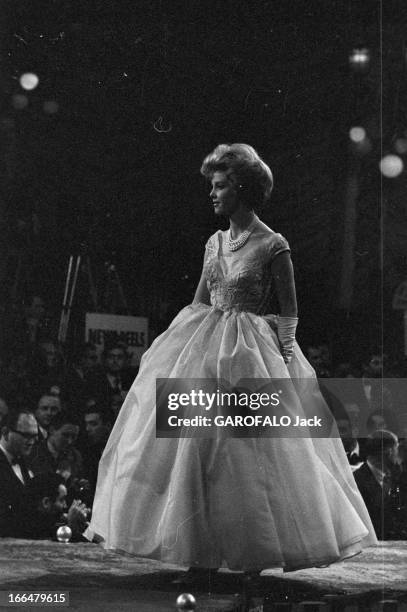 Miss World Contest 1959 In London. Londres, novembre 1959, concours Miss monde avec la gagnante Corinne ROTTSCHAEFER Miss Hollande. La gagnante...