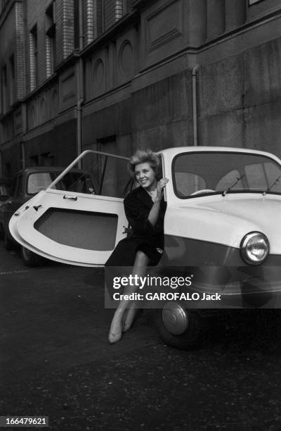 Miss World Contest 1959 In London. Londres, novembre 1959, concours Miss Monde avec la gagnante Corinne ROTTSCHAEFER, Miss Hollande posant assise sur...