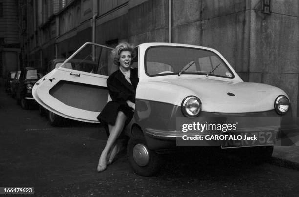 Miss World Contest 1959 In London. Londres, novembre 1959, concours Miss Monde avec la gagnante Corinne ROTTSCHAEFER, Miss Hollande posant assise sur...