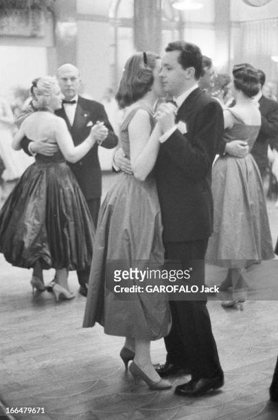Marriage Of Princess Marie-Louise Of Bulgaria With The Count Karl Of Leiningen. Le 21 février 1957 à Cannes, en France, lors de leur mariage, le...