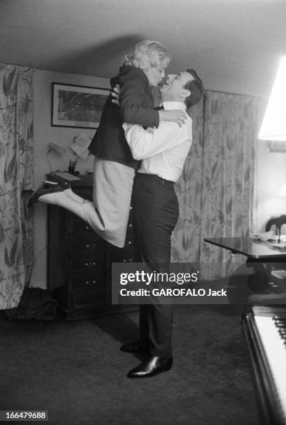 Yves Montand Meet Again Simone Signoret, Back Froma Shooting In Italy. France, Paris, 7 juillet 1960, l'actrice Simone SIGNORET rentre d'un tournage...