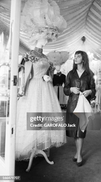 Rendezvous With Barbara Kwiatkowska 1959. 1959 rendez vous avec Barbara KWIATKOWSKA actrice polonaise, et son mari Roman POLANSKI. Dans une boutique...