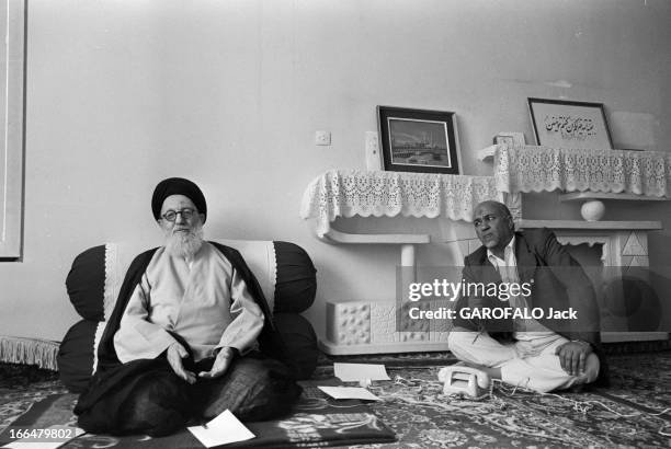 Opposition Party. Iran- 8 Août 1978- Parti de l'opposition: A Quoum, chez lui, Portrait de l' Ayatollah Chariat MADARI, assis en tailleur sur un...