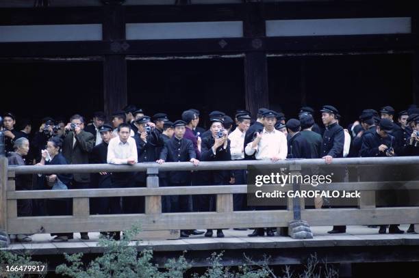 Japan. Japon, novembre 1968. A Kyoto, le temple à flanc de colline, le Kiyomizu-dera, dont la plate-forme est soutenue par des centaines de piliers,...
